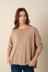 Sweater color beige de tejido de punto, con escote barco y mangas largas.