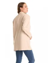 Blazer de corte largo confeccionado en tejido símil gamuza con textura aterciopelada. Presenta cuello con solapas, frente abierto sin botones y dos bolsillos de parche frontales.