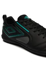 Championes de fútbol Umbro modelo Vision TF, color negro con detalles en turquesa. Presentan diseño con textura en la puntera, logo lateral característico y suela con tapones pequeños ideales para césped sintético.