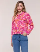 Camperita liviana de silueta entallada, con estampado floral en tonos azules, cuello camisero, cierre frontal con botones y bolsillos en el pecho.