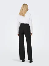 Pantalón sastrero negro de tiro alto y diseño wide leg, con cierre frontal de gancho y cremallera, y pasacintos en la cintura.