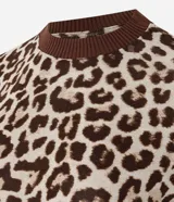 Remera de punto con estampado animal print de leopardo en tonos marrones y beige, de corte regular, cuello alto redondo contrastante y manga corta.