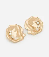 Caravanas de metal con acabado martillado en color dorado, de tamaño mediano y forma irregular orgánica. Cuentan con aplicaciones de perlas artificiales blancas en su superficie.