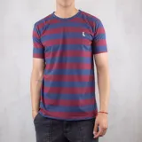 Remera de algodón a rayas horizontales color azul marino y borgoña, con cuello redondo y logo bordado en el pecho. Corte clásico.