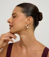 Kit de tres pares de caravanas con baño en tono dorado claro y colgantes de perlas de distintos tamaños. Diseño versátil que incluye modelos pequeños, medianos y alargados.