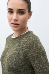 Sweater de punto color verde oliva con escote bote y mangas largas acampanadas.