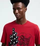 Remera de algodón color rojo con estampado gráfico frontal de Avril Lavigne, globos y letras en estilo gótico.