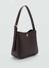 Bolso de hombro tipo hobo en color marrón oscuro, con diseño estructurado, cierre de botón a presión y detalle metálico frontal.