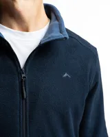 Campera de polar azul marino con cierre frontal completo, cuello alto y bolsillos laterales con cierre. Presenta un diseño liso con un pequeño logo bordado en el pecho.