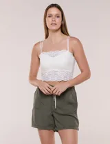 Short verde militar de tiro medio, confeccionado en lyocell con cintura elastizada y cordón tubular de ajuste con punteras metálicas. Cuenta con amplios bolsillos delanteros aplicados y diseño holgado.
