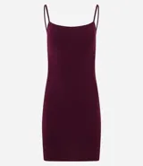 Vestido corto color rosado, de escote recto, con breteles finos y confeccionado en algodón con elastano.