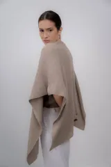 Ruana color visón hecha de 100% baby alpaca, suave y ligera.