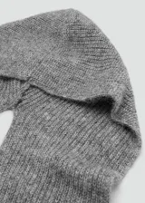 Bufanda de tejido de punto en color gris melange, con diseño rectangular y textura suave.