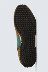 Zapatillas deportivas de estilo retro con cordones. Parte superior fabricada en combinación de piezas con detalles en piel con acabado serraje. Suela con detalle en contraste de color. Color marrón y verde.