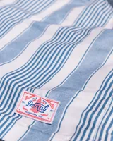 Short de baño celeste y blanco a rayas verticales, con cintura elástica y cordón ajustable.