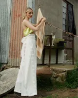 Pantalones palazzo blancos de algodón, con tiras ajustables y calados de gasa.