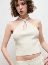 Top de punto acanalado color negro, con diseño de cuello halter y abertura frontal tipo gota.