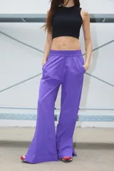 Pantalón de corte semi oxford confeccionado en poplín de algodón, con cintura elastizada ancha, bolsillos delanteros y tajos en los laterales externos.