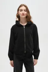 Campera de textura aterciopelada con cierre frontal completo, capucha y puños elásticos.