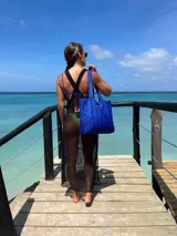 Vestido playero negro de red con aberturas laterales.