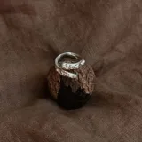 Anillo abierto de plata 925 con diseño texturizado.