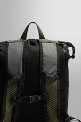 Mochila deportiva multiuso de 25 litros, confeccionada en tejido técnico. Cuenta con compartimento principal con cierre enrollable, bolsillos planos frontales y laterales, parte posterior acolchada, asa de mano y correas de hombro ajustables con hebilla de liberación rápida.