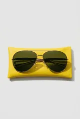 Lentes de sol estilo aviador con armazón metálico dorado y cristales verdes. Cuentan con filtro UV400 para protección contra rayos ultravioleta.