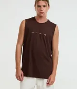 Musculosa de algodón color marrón oscuro, con cuello redondo y sin mangas. Presenta un estampado lineal minimalista en el centro del pecho.