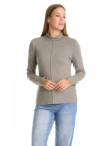 Polera de cuello mock en tejido de hilado fino, con manga larga y detalle de pespunte vertical en el centro del frente.