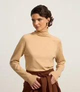 Blusa básica de punto marca Blue Steel, con cuello alto y manga larga. Confeccionada en tejido de punto recto con textura suave y cómoda.