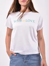 Remera blanca de manga corta con cuello redondo y estampado frontal que dice "WITH LOVE" en color celeste, con un sol amarillo en el medio.