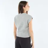 Chaleco de punto cálido color gris melange, con cuello redondo y diseño sin mangas.