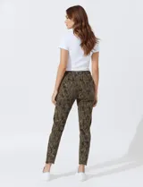 Pantalón jogger de algodón estampado, marca Royalty Collection. Tiene pretina elastizada con lazo de ajuste, bolsillos inclinados en la parte delantera, bolsillos aplicados en la parte trasera y ruedo desflecado.