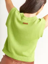 Chaleco de punto color verde lima con diseño de trenzas.