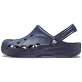 Zueco Crocs modelo Baya, color gris claro, con diseño ergonómico, perforaciones para ventilación y logo de la marca en el lateral. Cuenta con correa pivotante en el talón.