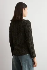 Sweater de tejido de punto con textura acanalada, color verde oscuro, de corte recto y manga larga. Presenta un diseño clásico con cuello redondo.