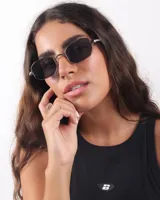 Lentes de sol con marco plateado y lentes grises.