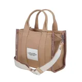 Bolso tote pequeño Marc Jacobs confeccionado en tejido jacquard negro con detalles en color crema. Presenta el logo de la marca estampado en el frente, cierre superior con cremallera, asas superiores y correa ajustable y extraíble para llevar al hombro o cruzado.