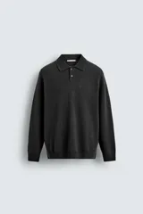 Polo de punto regular fit, tejido en mezcla de lana y cashmere, con cuello solapa, cierre frontal de botones y manga larga con puños en rib.