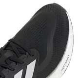 Championes de running adidas Pureboost 5, color negro con detalles en blanco y gris. Presentan una parte superior de malla técnica transpirable, mediasuela con tecnología Light Boost para mayor retorno de energía y refuerzo en el talón con la inscripción Pureboost.