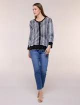 Cardigan de silueta recta confeccionado a rayas horizontales en contraste de negro y blanco, con detalles de calados sutiles y terminaciones onduladas. Cuenta con escote redondo clásico, cartera frontal completa con botones a tono, y mangas largas finalizadas en puños anchos con borde ondulado.
