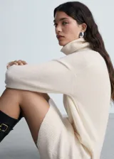 Vestido corto de punto con cuello alto y manga larga, de diseño recto y corte minimalista.
