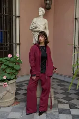 Pantalón de silueta recta amplia confeccionado en felpa de algodón. Presenta cintura elastizada, bolsillos laterales con largas tiras decorativas y bolsillos traseros plaqué.