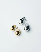 Par de aros colgantes con forma de gota, de acero quirúrgico con baño de oro 18k.