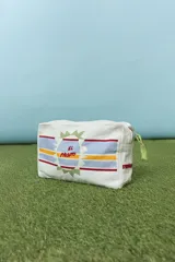 Estuche de tela color natural con diseño estampado de franjas horizontales en tonos celeste y amarillo, y un sol central con la inscripción 'El Paisito'. Cuenta con cierre superior y tirador de tela.