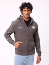 Canguro gris con capucha, cierre frontal completo y bolsillos tipo canguro. Presenta detalles de líneas blancas en las mangas y estampados gráficos en el pecho.