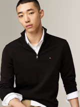 Sweater negro de Tommy Hilfiger confeccionado en algodón, con cuello perkins, cierre de cremallera corto y logo bordado en el pecho.