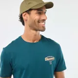 Camiseta de cuello redondo y manga corta en color azul petróleo, con estampado gráfico pequeño en el pecho que incluye el texto 'Deacon's'.