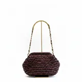 Bolso de mano artesanal con diseño anudado en color borravino, confeccionado con materiales reciclados. Cuenta con un interior forrado en seda y una cadena dorada desmontable como asa.