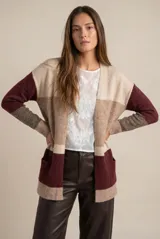 Cardigan abierto de punto con diseño de bloques de color en tonos beige, marrón y bordó. Presenta mangas largas, corte recto y bolsillos frontales aplicados.